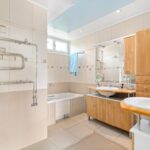 Im modernen Zuhause hat sich das Badezimmer weit über seine traditionelle Rolle hinaus entwickelt. Es ist nicht mehr nur ein Ort der Routine es ist ein Raum, in dem Design, Komfort und Funktionalität zusammenkommen, um den Alltag zu bereichern. Saniweb ist Vorreiter dieser Transformation und definiert Badezimmer durch die perfekte Balance von Ästhetik und Innovation neu.