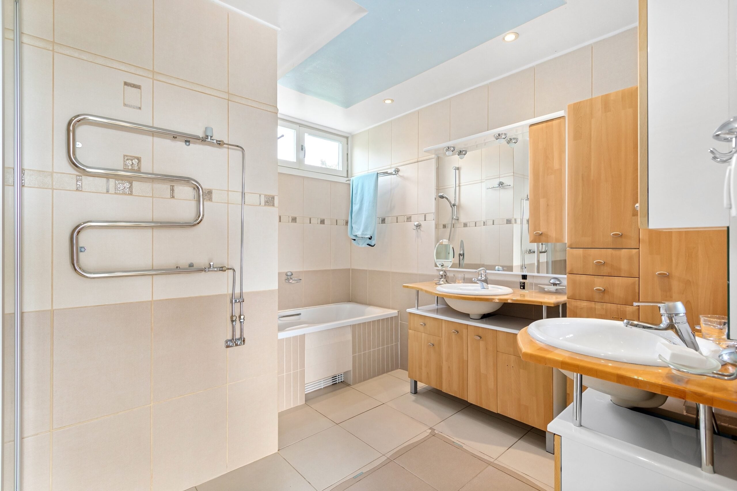 Im modernen Zuhause hat sich das Badezimmer weit über seine traditionelle Rolle hinaus entwickelt. Es ist nicht mehr nur ein Ort der Routine es ist ein Raum, in dem Design, Komfort und Funktionalität zusammenkommen, um den Alltag zu bereichern. Saniweb ist Vorreiter dieser Transformation und definiert Badezimmer durch die perfekte Balance von Ästhetik und Innovation neu.