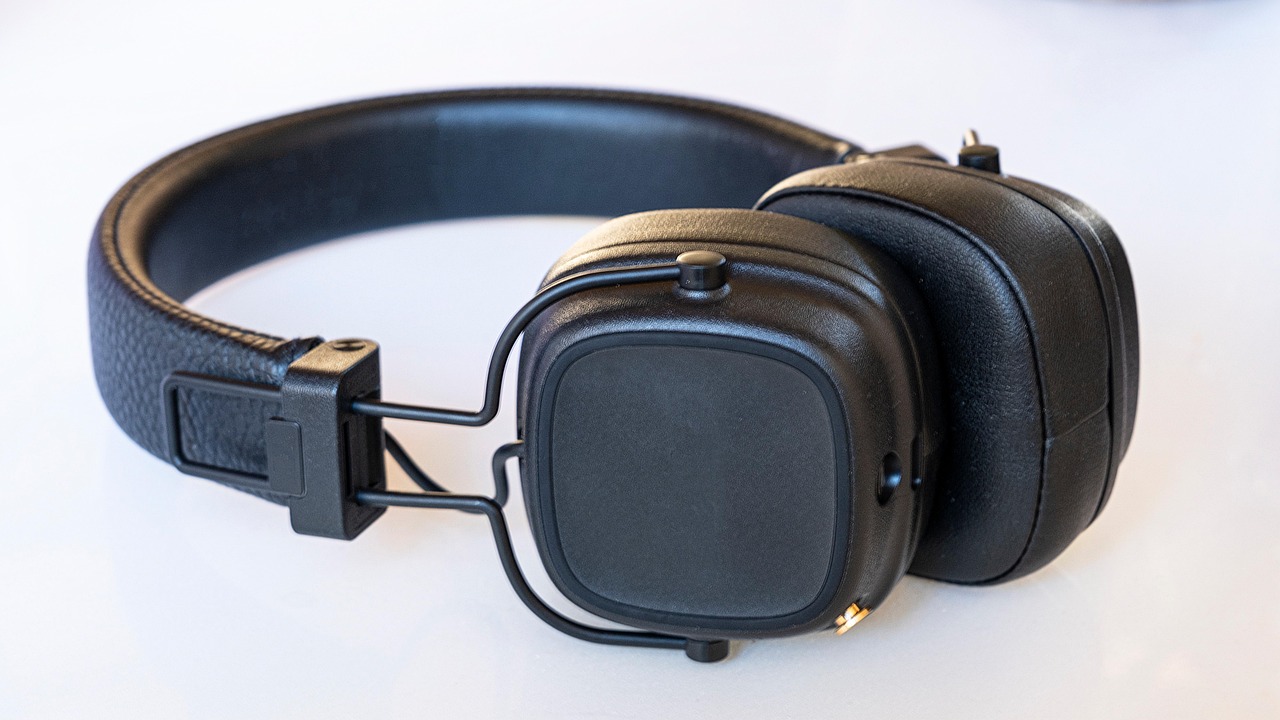 Open ear audio is reshaping how people in Germany experience music, podcasts, and calls on the move. SHOKZ DE stands at the center of that shift, offering a safer way to stay connected without blocking out the world. Designed for runners, cyclists, commuters, and remote workers alike, SHOKZ combines performance, comfort, and situational awareness in a way that traditional earbuds simply cannot match.