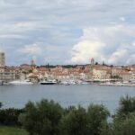 Planifier des vacances commence souvent par une question simple : hôtel ou location ? Pour de nombreux voyageurs, la réponse penche de plus en plus vers l’espace, l’intimité et le confort d’une résidence qui offre un séjour plus long. Lagrange Vacances se positionne précisément sur ce créneau, en proposant des locations de vacances haut de gamme en France et dans certaines régions d’Europe, des stations de ski alpines aux villes côtières ensoleillées en passant par les paisibles retraites champêtres. Plutôt que de rivaliser avec les hôtels de charme uniquement sur le design, la marque privilégie le confort pratique, les espaces généreux et les emplacements qui permettent aux vacanciers de profiter au plus près de ce qu’ils recherchent : neige fraîche, air marin ou calme de la campagne.