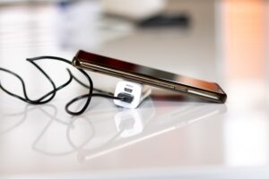 In einer technologiegetriebenen Welt ist ständige Stromversorgung kein Luxus mehr, sondern eine Notwendigkeit. Von Smartphones und Smartwatches bis hin zu kabellosen Ohrhörern der moderne Lebensstil verlangt nach effizienten, zuverlässigen und nahtlosen Ladelösungen. ESR stellt sich dieser Herausforderung mit seinem fortschrittlichen, MagSafe-kompatiblen Ökosystem, in dem Leistung auf Präzision trifft und so das Laden und Verbinden neu definiert.
