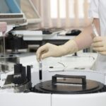 Das Gesundheitswesen befindet sich im Wandel. Moderne Diagnosen sind nicht mehr auf Kliniken und Wartezimmer beschränkt, sondern werden zugänglicher, persönlicher und geben Ihnen mehr Kontrolle über Ihre Gesundheit. Meinlabtest steht an vorderster Front dieser Transformation eine Marke, die das Verständnis und die Gestaltung Ihrer Gesundheit neu definiert. Indem Meinlabtest aus einer einfachen Probe aussagekräftige Ergebnisse generiert, schließt die Marke die Lücke zwischen fortschrittlicher Labordiagnostik und alltäglichem Wohlbefinden.