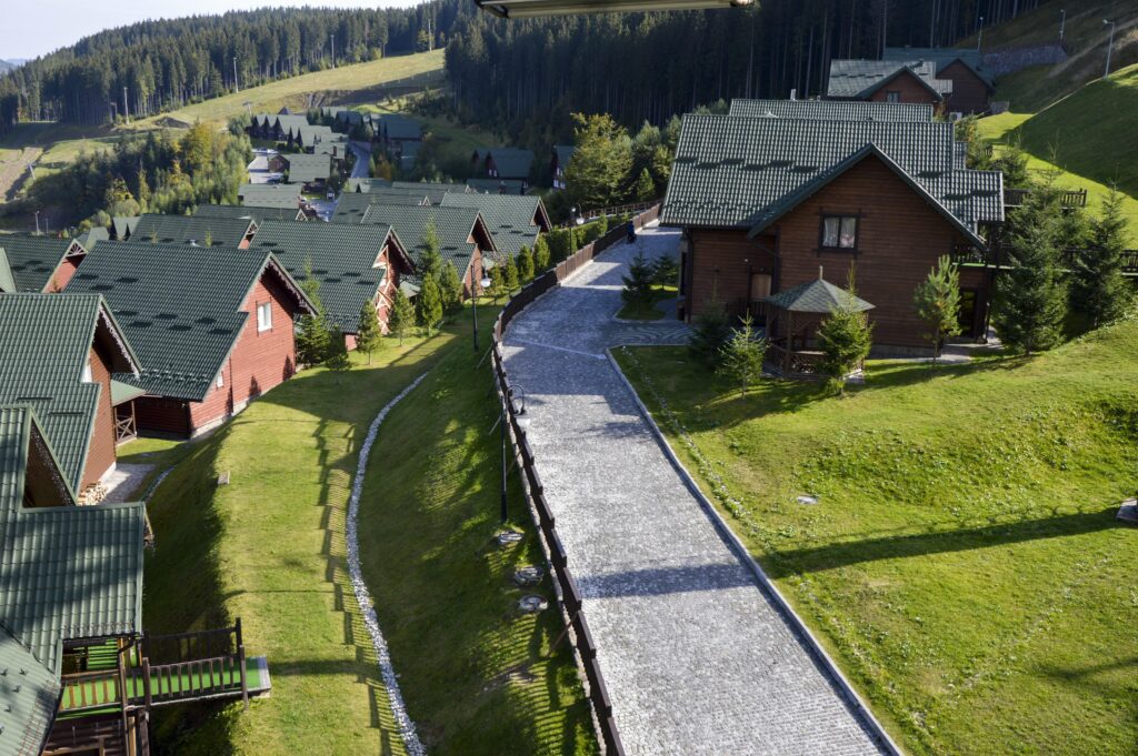 Im Herzen der atemberaubenden Landschaften Österreichs, wo majestätische Gipfel auf idyllische Täler treffen, erwartet Sie ein völlig neues Reiseerlebnis. VAYA Resorts definiert alpine Gastfreundschaft neu und vereint Luxus, Komfort und authentischen Bergcharme zu einer unvergesslichen Reise. Mehr als nur eine Unterkunft – VAYA ist ein Ort, an dem Momente zu Erinnerungen werden und jedes Detail inspiriert.