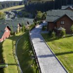 Im Herzen der atemberaubenden Landschaften Österreichs, wo majestätische Gipfel auf idyllische Täler treffen, erwartet Sie ein völlig neues Reiseerlebnis. VAYA Resorts definiert alpine Gastfreundschaft neu und vereint Luxus, Komfort und authentischen Bergcharme zu einer unvergesslichen Reise. Mehr als nur eine Unterkunft – VAYA ist ein Ort, an dem Momente zu Erinnerungen werden und jedes Detail inspiriert.