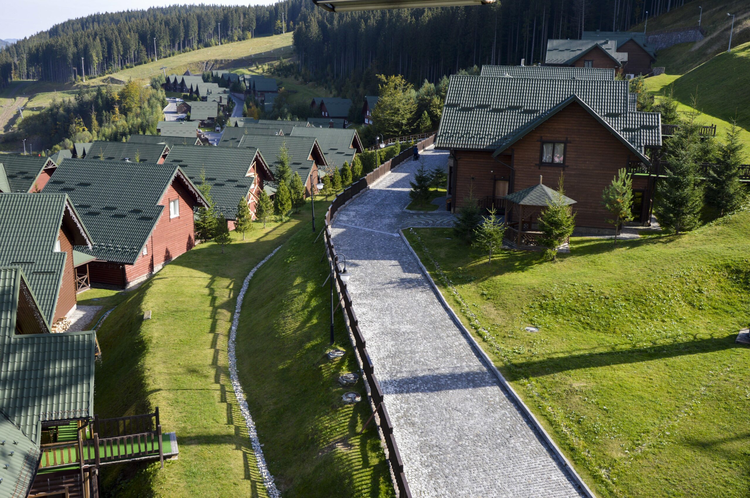 Im Herzen der atemberaubenden Landschaften Österreichs, wo majestätische Gipfel auf idyllische Täler treffen, erwartet Sie ein völlig neues Reiseerlebnis. VAYA Resorts definiert alpine Gastfreundschaft neu und vereint Luxus, Komfort und authentischen Bergcharme zu einer unvergesslichen Reise. Mehr als nur eine Unterkunft – VAYA ist ein Ort, an dem Momente zu Erinnerungen werden und jedes Detail inspiriert.
