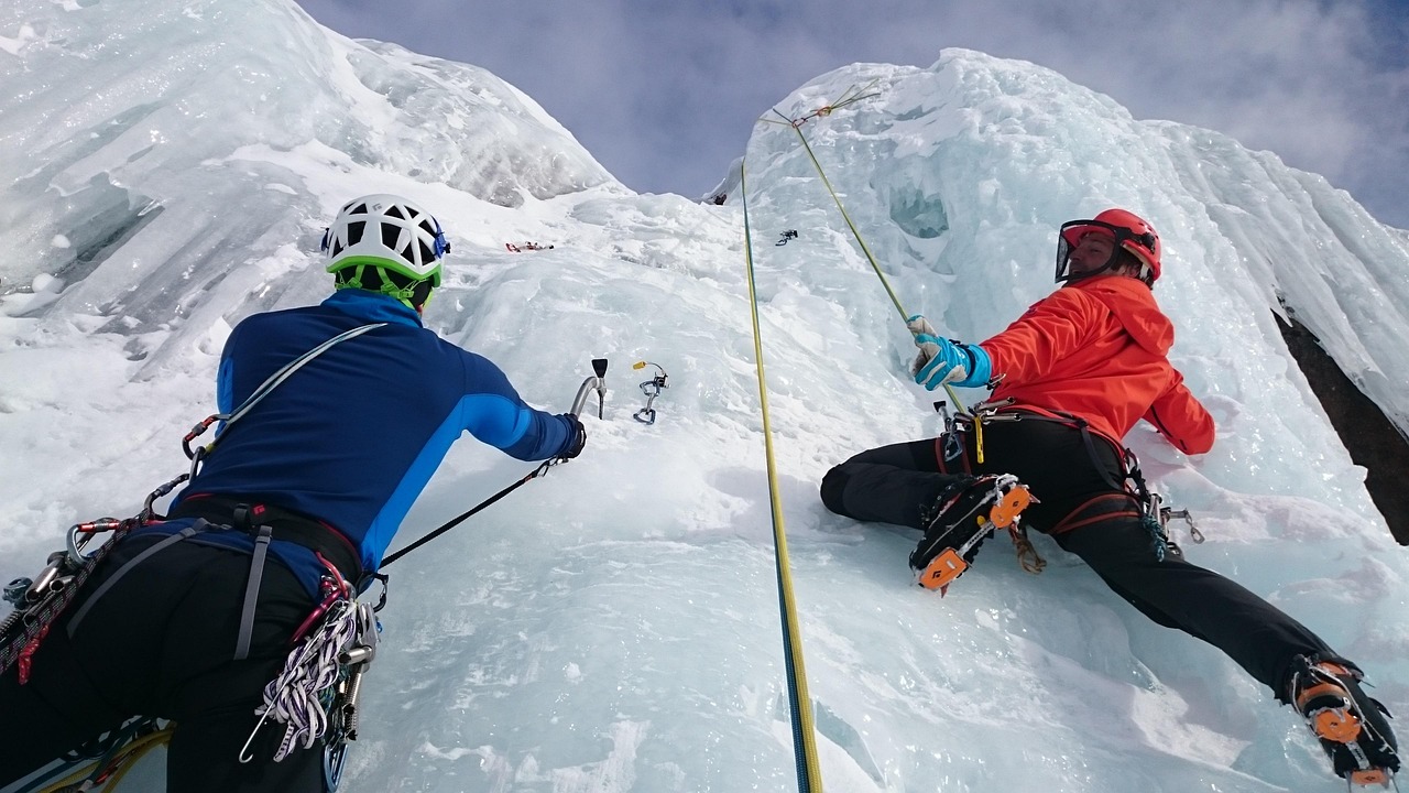 Wer ständig zwischen Felswänden und Waldwegen unterwegs ist, muss sich auf zuverlässige Outdoor-Ausrüstung verlassen. VerticalExtreme weiß, dass jede Klettertour, jede Wanderung und jede Schneetour ihre eigenen Anforderungen mit sich bringt. Deshalb vermittelt das kuratierte Produktsortiment weniger den Eindruck eines typischen Einzelhandelserlebnisses, sondern vielmehr den Eindruck eines Ausrüstungspartners, der die Bedürfnisse echter Bergsteiger versteht. Ob du einen Boulder-Wochenendtrip planst oder dich für eine Wintertour in den Alpen ausrüstest – dieser Testbericht zeigt dir, was VerticalExtreme zur ersten Wahl für Abenteurer macht, die Funktionalität, Qualität und Leistung erwarten – jedes Mal.