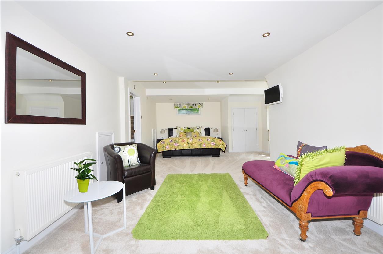 A rug is far more than a decorative element – ​​it's a central component of any interior design. Whether modern, classic, or cozy: rugs lend a room character, warmth, and style. They have become indispensable in many homes, as they not only impress visually but also offer functional advantages.