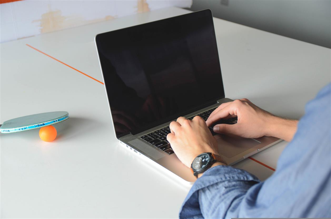 Da sich unsere Arbeitsweise stetig weiterentwickelt, wächst auch der Bedarf an intelligenteren und gesünderen Arbeitsumgebungen. Desktronic UK hat sich als führende Marke für ergonomische Bürolösungen etabliert und bietet innovative Schreibtische, Stühle und Zubehör, die Komfort, Produktivität und allgemeines Wohlbefinden steigern.