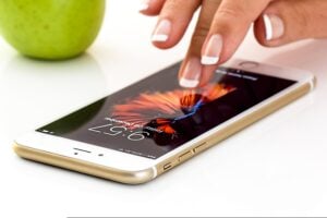 Świat technologii mobilnej zmienia się w tempie zawrotnym, z nowymi innowacjami pojawiającymi się prawie co miesiąc na rynku. Od sztucznej inteligencji do zaawansowanych kamer, przyszłość urządzeń mobilnych będzie fascynująca i pełna niespodzianek. Bizon Mobile Technologia Bizon Mobile aktywnie śledzi te trendy i wdraża zaawansowane technologie w swoich produktach. Ten artykuł analizuje kluczowe innowacje kształtujące przyszłość telefonów i handheldów dla użytkowników na całym świecie.
