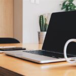 Da sich Arbeitsgewohnheiten stetig weiterentwickeln, ist die Schaffung eines komfortablen und effizienten Arbeitsplatzes unerlässlich geworden. Desktronic UK ist Vorreiter dieser Transformation und bietet ergonomische Büromöbel, die Gesundheit, Produktivität und das gesamte Arbeitserlebnis verbessern. Mit Fokus auf Innovation und Benutzerkomfort bietet die Marke Lösungen, die sowohl für Homeoffices als auch für professionelle Arbeitsumgebungen geeignet sind.