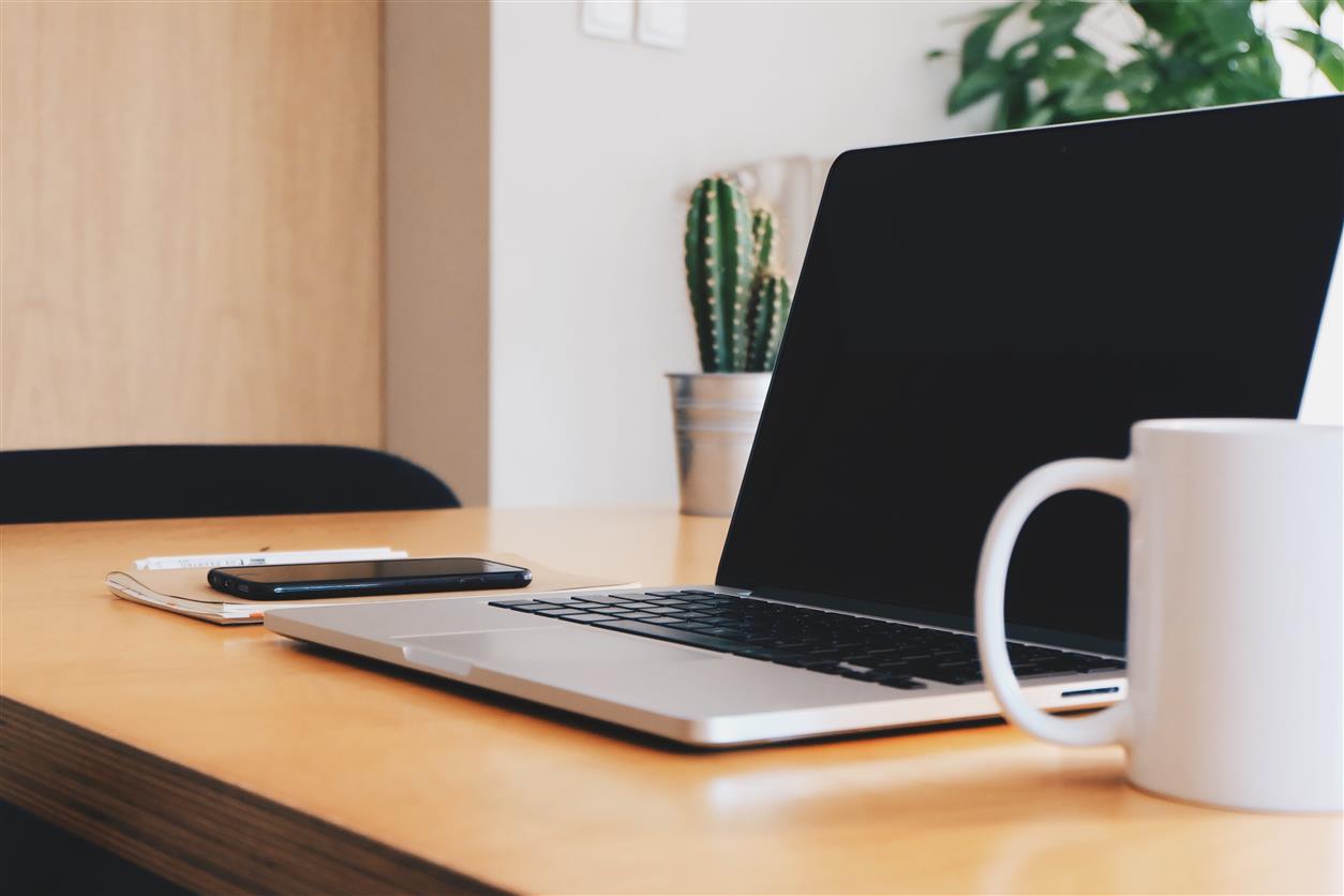 Da sich Arbeitsgewohnheiten stetig weiterentwickeln, ist die Schaffung eines komfortablen und effizienten Arbeitsplatzes unerlässlich geworden. Desktronic UK ist Vorreiter dieser Transformation und bietet ergonomische Büromöbel, die Gesundheit, Produktivität und das gesamte Arbeitserlebnis verbessern. Mit Fokus auf Innovation und Benutzerkomfort bietet die Marke Lösungen, die sowohl für Homeoffices als auch für professionelle Arbeitsumgebungen geeignet sind.