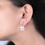 Moda to nie tylko ubrania – to przede wszystkim dodatki, które nadają charakter każdej stylizacji. Odpowiednio dobrana biżuteria, elegancka torebka czy starannie wykonane akcesoria potrafią całkowicie odmienić codzienny lub wieczorowy wygląd. ILOKO.pl to miejsce stworzone dla osób, które cenią modne wzornictwo, wysoką jakość wykonania oraz bogaty wybór dodatków na każdą okazję. Sklep oferuje szeroką kolekcję biżuterii, akcesoriów ślubnych, torebek, ozdób do włosów i wielu innych produktów, dzięki którym stworzenie wyjątkowej stylizacji staje się niezwykle proste.